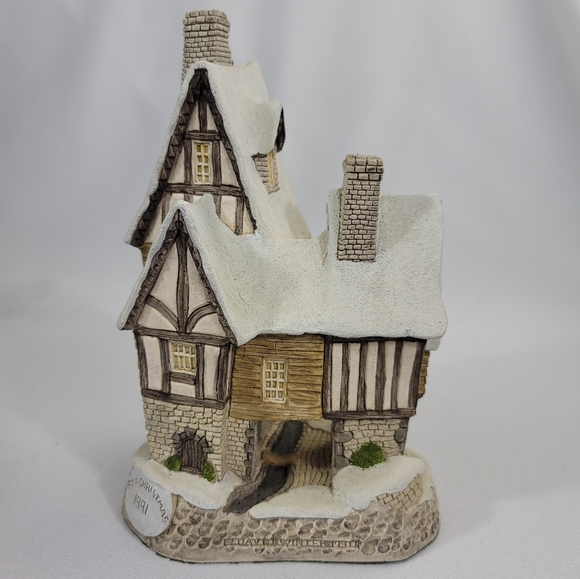 David Winter Cottage - 1991 Fred's Home - Picture 1 of 15